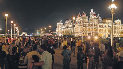 An additional 3,500 police personnel have been deployed this year, bolstering the security presence for the Dussehra festival (HT Photo)