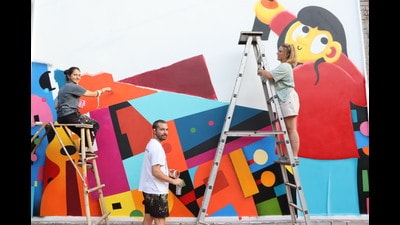 Artists taking part in live mural making (HT Photo)