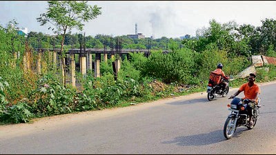 City Centre Project with missing safety sheets across it, posing constant risk for the commuters as well as local resident in Ludhiana. (HT Photo) City Centre Project with missing safety sheets across it, posing constant risk for the commuters as well as local resident in Ludhiana. (HT Photo)