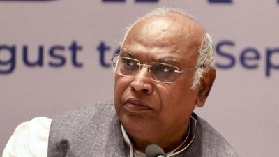 Congress president Mallikarjun Kharge claimed the defence ministry allegedly ordered the soldiers on annual leave to promote government schemes. Congress president Mallikarjun Kharge claimed the defence ministry allegedly ordered the soldiers on annual leave to promote government schemes.