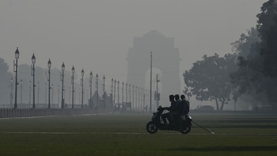 Smog seen engulfed during early hours of the morning on Kartvya Path leading in New Delhi. (Raj K Raj/ Hindustan Times) Smog seen engulfed during early hours of the morning on Kartvya Path leading in New Delhi. (Raj K Raj/ Hindustan Times)