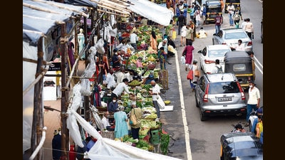 Mumbai, India - September 01, 2021: Hawkers sell fruits and vegetables by encroaching the road leading to traffic congestion and difficulty in walking at Vile Parle Market, in Mumbai, India, on Wednesday, September 01, 2021. (Photo by Vijay Bate/HT Photo) (HT PHOTO) Mumbai, India - September 01, 2021: Hawkers sell fruits and vegetables by encroaching the road leading to traffic congestion and difficulty in walking at Vile Parle Market, in Mumbai, India, on Wednesday, September 01, 2021. (Photo by Vijay Bate/HT Photo) (HT PHOTO)