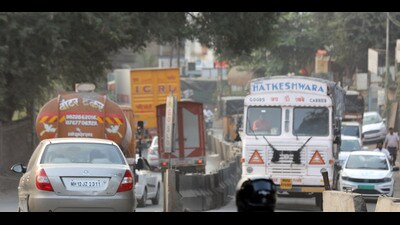 The Katraj Kondwa Road sees constant traffic congestion. (RAHUL RAUT/ HT PHOTO) The Katraj Kondwa Road sees constant traffic congestion. (RAHUL RAUT/ HT PHOTO)