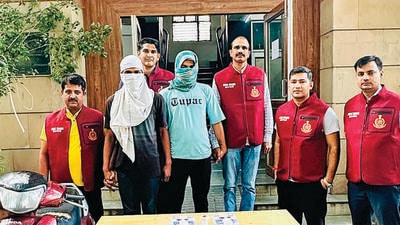 The alleged accomplices of Salman Tyagi and Naresh Sethi in custody. (HT Photo) The alleged accomplices of Salman Tyagi and Naresh Sethi in custody. (HT Photo)