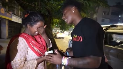 IShowSpeed consoling a crying woman. (X/@SpeedUpdates1) IShowSpeed consoling a crying woman. (X/@SpeedUpdates1)