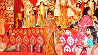 Rupali Ganguly of Anupamaa fame also attended the darshan at the North Bombay Durga Puja. She looked gorgeous in an orange and green silk saree. Rupali Ganguly of Anupamaa fame also attended the darshan at the North Bombay Durga Puja. She looked gorgeous in an orange and green silk saree. 
