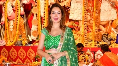 Munmun Dutta, known for playing Babita in the hit TV show Taarak Mehta Ka Ooltah Chashmah, was spotted at the North Bombay Durga Puja in a green lehenga. Munmun Dutta, known for playing Babita in the hit TV show Taarak Mehta Ka Ooltah Chashmah, was spotted at the North Bombay Durga Puja in a green lehenga. 