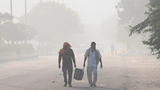 Commuters out on a smoggy morning amid rising air pollution levels (Hindustan Times)