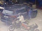 Two men rob <span class='webrupee'>₹</span>13 lakh from a parked BMW car in Bengaluru. Video Two men rob <span class='webrupee'>₹</span>13 lakh from a parked BMW car in Bengaluru. Video