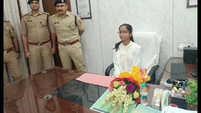 Class 10 student Gauri as incharge of Sikandra Police station in Agra on Monday. (HT photo) Class 10 student Gauri as incharge of Sikandra Police station in Agra on Monday. (HT photo)