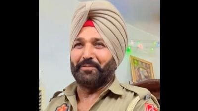 Constable Darshan Singh, 50, who was thrashed by kabbadi players when he intervened to end a scuffle they were having with staff at a restaurant in Barnala on Sunday night. (HT file photo)