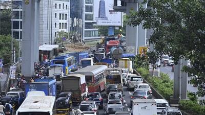 Mumbai, India - Oct 23, 2023 : Huge traffic on Western Express Highway near Akurli Metro Station at Kandivali, in Mumbai, India, Monday, Oct 23, 2023. (Photo by Vijay Bate/HT Photo) Mumbai, India - Oct 23, 2023 : Huge traffic on Western Express Highway near Akurli Metro Station at Kandivali, in Mumbai, India, Monday, Oct 23, 2023. (Photo by Vijay Bate/HT Photo)