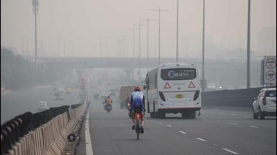On the Delhi-Gurugram Expressway amid morning smog near the Iffco Chowk elevated road in Gurugram on Monday. (Parveen Kumar/HT Photo) On the Delhi-Gurugram Expressway amid morning smog near the Iffco Chowk elevated road in Gurugram on Monday. (Parveen Kumar/HT Photo)