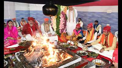 Rituals being performed at Vaishno Devi shrine on the last day of Navratri festival on Monday. (HT Photo)