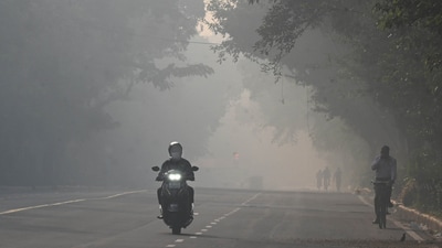 Commuters out on a smoggy morning amid rising air pollution near Mandi House in New Delhi on October 23. (Arvind Yadav/ Hindustan Times) Commuters out on a smoggy morning amid rising air pollution near Mandi House in New Delhi on October 23. (Arvind Yadav/ Hindustan Times)