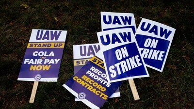 A "UAW On Strike" sign held on a picket line outside the Stellantis Sterling Heights Assembly Plant in Sterling Heights, Michigan, US, on Monday, Oct. 23, 2023. UAW union members at Stellantis NVs lucrative pickup truck plant, which makes the Ram 1500 pickup truck, walked off the job Monday morning. (Bloomberg) A "UAW On Strike" sign held on a picket line outside the Stellantis Sterling Heights Assembly Plant in Sterling Heights, Michigan, US, on Monday, Oct. 23, 2023. UAW union members at Stellantis NVs lucrative pickup truck plant, which makes the Ram 1500 pickup truck, walked off the job Monday morning. (Bloomberg)