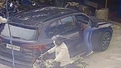 Two men rob ₹13 lakh from a parked BMW car in Bengaluru. Video Two men rob ₹13 lakh from a parked BMW car in Bengaluru. Video