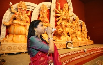 Susmita Biswas blows the shonkho in reverence for Maa Durga. (Manoj Verma/HT)