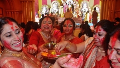 Durga Puja 2023: This year Sindur Khela will be celebrated on October 24, on the day of Vijayadashmi or Dussehra. (Praful Gangurde / HT Photo) Durga Puja 2023: This year Sindur Khela will be celebrated on October 24, on the day of Vijayadashmi or Dussehra. (Praful Gangurde / HT Photo)