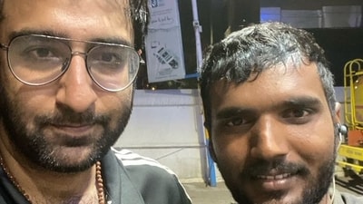 The Bengaluru resident encountered a heart-warming moment, when a Swiggy delivery executive offered to help him as he was stranded with no fuel in his bike. The Bengaluru resident encountered a heart-warming moment, when a Swiggy delivery executive offered to help him as he was stranded with no fuel in his bike.