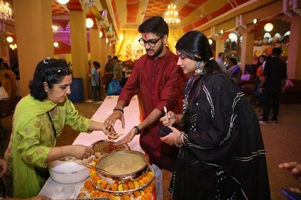 Madhu Biswas serving paan rabdi at Kali Mandir Durga Puja pandal. (Manoj Verma/HT)