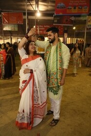 Yashika Garg with her friend Pratham Walia dancing to the Bengali beats at Mela Ground's Durga Puja. (Manoj Verma/HT)