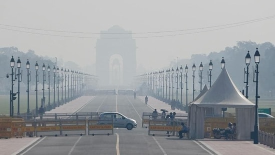 The capital's 24-hour average air quality index stood at 313 on Sunday, deteriorating from 248 on Saturday. (HT Photo/Raj K Raj)