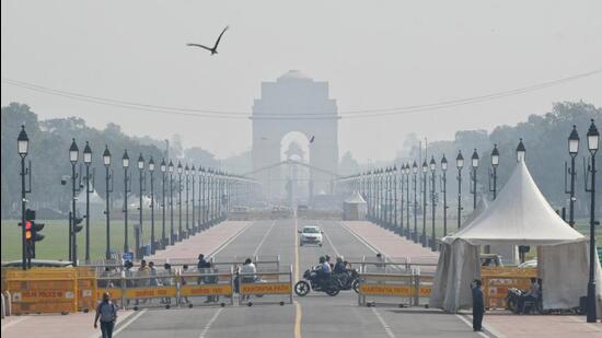 ndia Gate is enveloped in a layer of smog as the air quality in the national capital continues to remain in the 'Very Poor' category, at the Kartavya Path in New Delhi on Monday. (ANI)