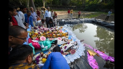 Devotees immerse an idol of goddess Durga in an artificial pool near Gole Market on Tuesday. (Sanchit Khanna/HT Photo) Devotees immerse an idol of goddess Durga in an artificial pool near Gole Market on Tuesday. (Sanchit Khanna/HT Photo)