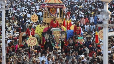 Mysuru Dasara celebrations end with grand Jumbo Savari. Watch (Shreyas Devanoor) Mysuru Dasara celebrations end with grand Jumbo Savari. Watch (Shreyas Devanoor)