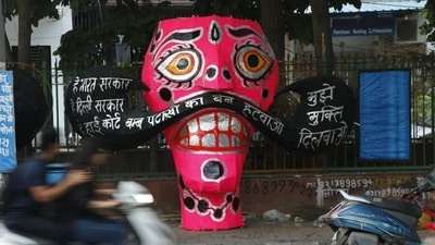 Ravana effigies reads “Bomb pataakhe ka ban hatvao, mujhe mukti dilwao.” (Dhruv Sethi/HT)
