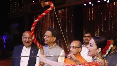 Kangana Ranaut performs the Ravan Dahan at Luv Kush Ramleela Kangana Ranaut performs the Ravan Dahan at Luv Kush Ramleela