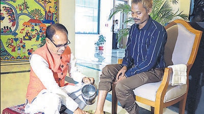 Madhya Pradesh chief minister Shivraj Singh Chouhan washes the feet of Dashmat Rawat at CM's residence, in Bhopal (ANI) Madhya Pradesh chief minister Shivraj Singh Chouhan washes the feet of Dashmat Rawat at CM's residence, in Bhopal (ANI)