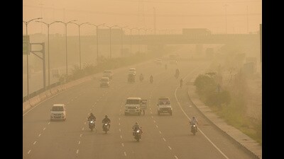 NH-9 in Ghaziabad on Tuesday morning is shrouded by smog. (Sakib Ali/HT Photo) NH-9 in Ghaziabad on Tuesday morning is shrouded by smog. (Sakib Ali/HT Photo)