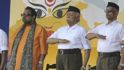 Rashtriya Swayamsevak Sangh (RSS) chief Mohan Bhagwat with singer Shankar Mahadevan and others during the RSS 'Vijayadashami Utsav', in Nagpur. (PTI) Rashtriya Swayamsevak Sangh (RSS) chief Mohan Bhagwat with singer Shankar Mahadevan and others during the RSS 'Vijayadashami Utsav', in Nagpur. (PTI)
