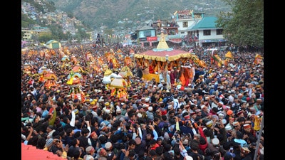 People pulling the chariot of Lord Raghunath in Kullu on to mark Dussehra, on Tuesday. (Aqil Khan/HT) People pulling the chariot of Lord Raghunath in Kullu on to mark Dussehra, on Tuesday. (Aqil Khan/HT)