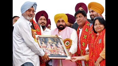 Punjab chief minister Bhagwant Mann being felicitated during Dussehra in Hoshiarpur on Tuesday. (Sourced)
