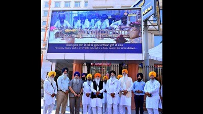 SGPC president Harjinder Singh Dhami inaugurating a screen to telecast live gurbani kirtan performed at the sanctum sanctorum of the Central Sikh shrine. (HT Photo) SGPC president Harjinder Singh Dhami inaugurating a screen to telecast live gurbani kirtan performed at the sanctum sanctorum of the Central Sikh shrine. (HT Photo)