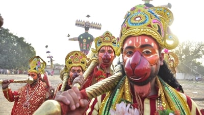 Men dressed up as Hanuman with orange-painted faces, intricate ornaments, and a gada (mace) on their shoulders as they gear up for the ceremony of Ravan Dahan during Dussehra celebrations in Amritsar. (Sameer Sehgal/Hindustan Times) Men dressed up as Hanuman with orange-painted faces, intricate ornaments, and a gada (mace) on their shoulders as they gear up for the ceremony of Ravan Dahan during Dussehra celebrations in Amritsar. (Sameer Sehgal/Hindustan Times)