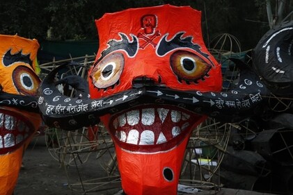 Ravana effigy reads, "Har din mera ansh mita, bure kaam se vansh mita." (Dhruv Sethi/HT)