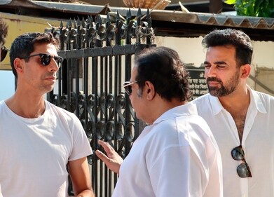 Former cricketers Ashish Nehra and Zaheer Khan during cremation of former Indian cricket team captain Bishan Singh Bedi at Lodhi Road crematorium (PTI) Former cricketers Ashish Nehra and Zaheer Khan during cremation of former Indian cricket team captain Bishan Singh Bedi at Lodhi Road crematorium (PTI)