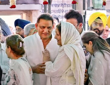 Former cricketer Mohd Azharuddin offers his condolences to Anju Bedi during the cremation of former Indian cricket team captain Bishan Singh Bedi at Lodhi Road crematorium (PTI) Former cricketer Mohd Azharuddin offers his condolences to Anju Bedi during the cremation of former Indian cricket team captain Bishan Singh Bedi at Lodhi Road crematorium (PTI)