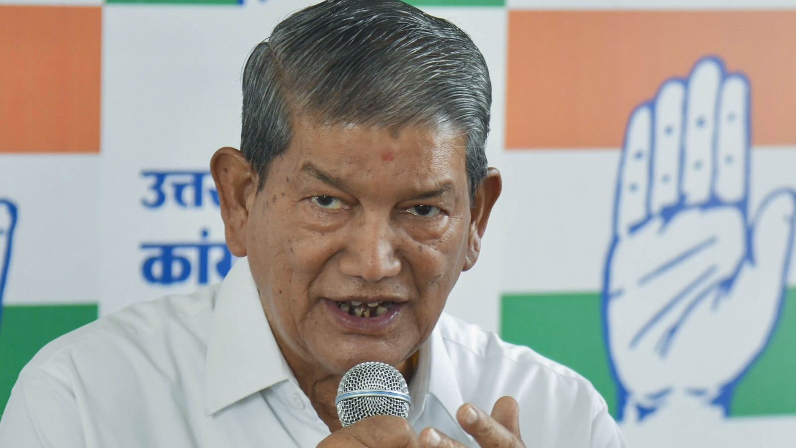 Ex-Uttarakhand CM Harish Rawat's car collides with divider; suffers mild tremors | Latest News India - Vimarsana News
