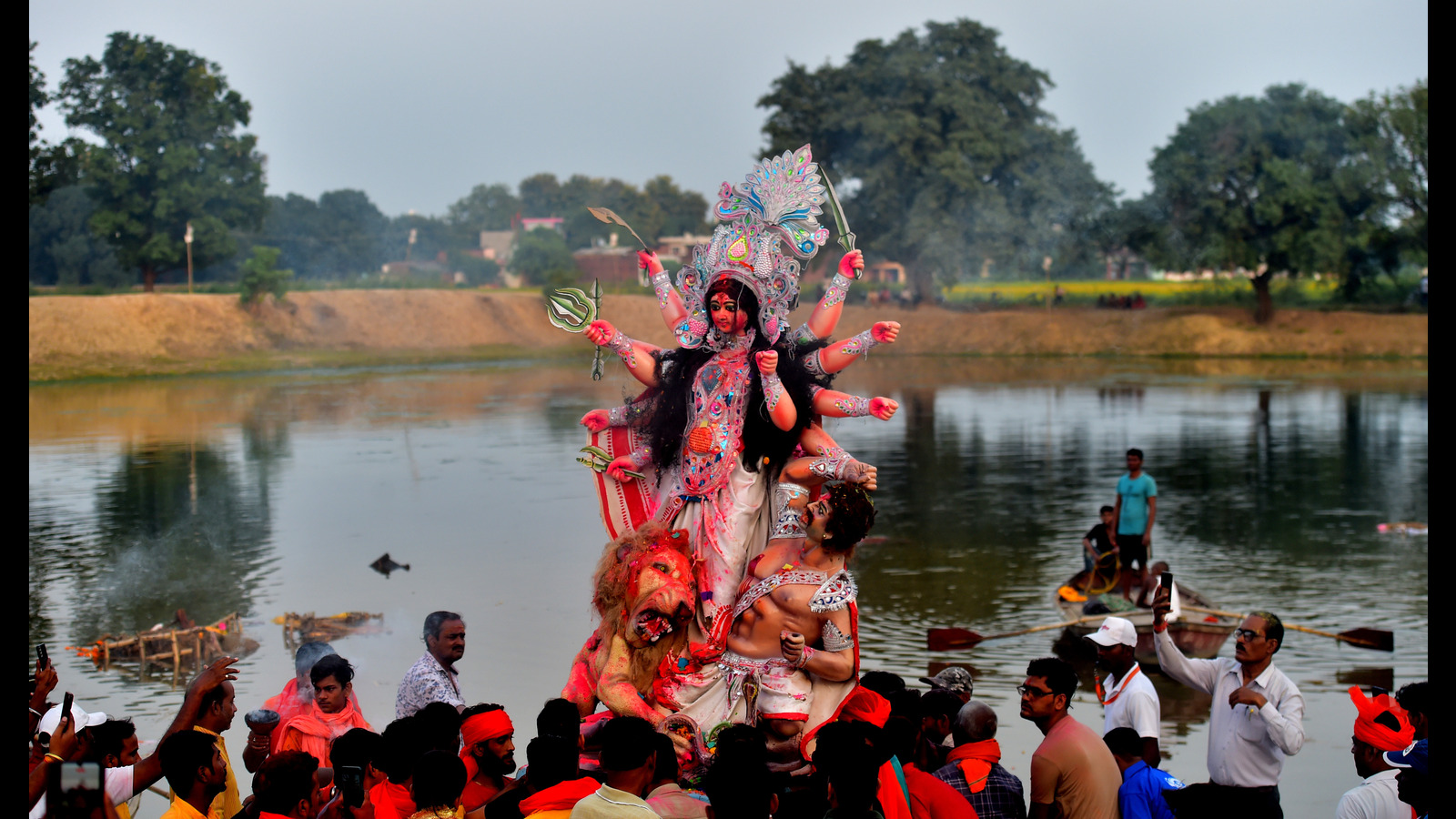 Prayagraj devotees bid emotional adieu to goddess; idols immersed - Vimarsana News