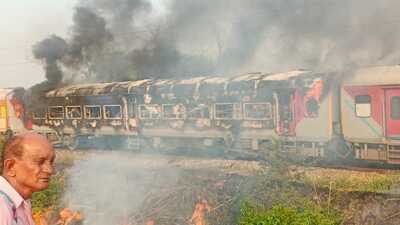 13 injured as two coaches of Patalkot Express train catch fire in Agra 13 injured as two coaches of Patalkot Express train catch fire in Agra