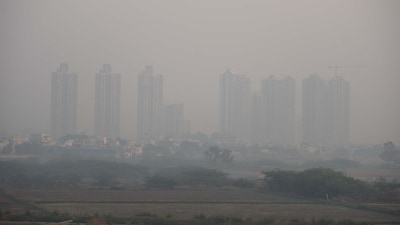 Commuters are seen at Dwarka Expressway Link Raod amid morning smog as air pollution rises near the Railway over bridge, in Gurugram. (Hindustan Times) Commuters are seen at Dwarka Expressway Link Raod amid morning smog as air pollution rises near the Railway over bridge, in Gurugram. (Hindustan Times)