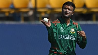 Bangladesh's captain Shakib Al Hasan adjusts the field during the 2023 ICC Men's Cricket World Cup one-day international (ODI) match - (AFP) Bangladesh's captain Shakib Al Hasan adjusts the field during the 2023 ICC Men's Cricket World Cup one-day international (ODI) match - (AFP)