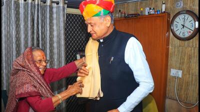 Chief minister Ashok Gehlot visited the residence of BJP MLA Suryakanta Vyas from the Soorsagar constituency late on Tuesday night. (HT Photo) Chief minister Ashok Gehlot visited the residence of BJP MLA Suryakanta Vyas from the Soorsagar constituency late on Tuesday night. (HT Photo)