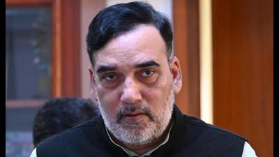 Delhi environment minister Gopal Rai said the campaign is meant to persuade people to switch off the engines of their vehicles while waiting for the traffic signal to turn green to curtail air pollution in the Capital. (HT Photo)