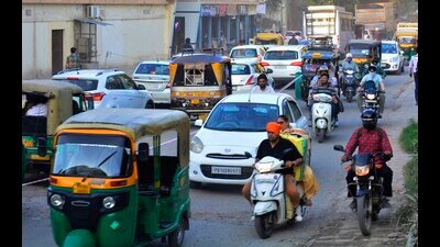 Heavy traffic near the telephone exchange after the police closed the stretch to teading to the mini-secretariat from Bharat Nagar Chowk in Ludhiana on Wednesday. (Manish/HT)